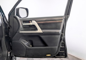 Подержанный автомобиль Toyota Land Cruiser Suv 2017 года (25 фото)