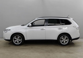 Подержанный автомобиль Mitsubishi Outlander 2012 года (8 фото)