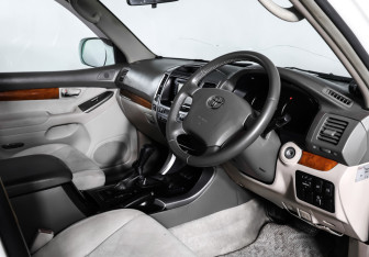 Подержанный автомобиль Toyota Land Cruiser Prado 2004 года (15 фото)