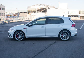 Подержанный автомобиль Volkswagen Golf GTI Hatchback 2021 года (8 фото)