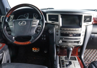 Подержанный автомобиль Lexus LX 2015 года (12 фото)