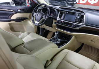 Подержанный автомобиль Toyota Highlander 2014 года (8 фото)