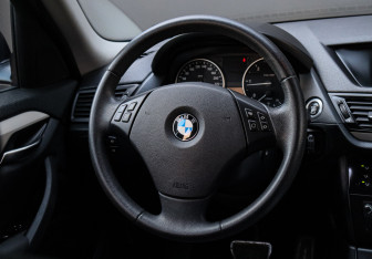 Подержанный автомобиль BMW X1 2014 года (11 фото)