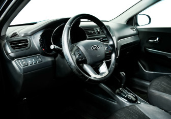 Подержанный автомобиль Kia Rio Hatchback 2012 года (9 фото)