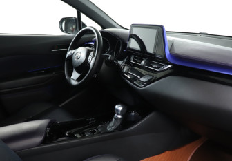 Подержанный автомобиль Toyota C-HR 2021 года (9 фото)