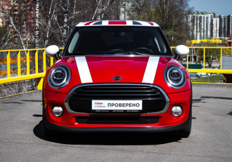 Подержанный автомобиль MINI Hatch 2018 года (2 фото)