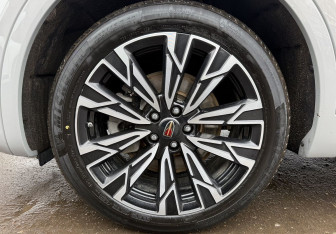 Подержанный автомобиль Hongqi HS5 2023 года (9 фото)