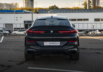 Подержанный автомобиль BMW X6 2021 года (7 фото)