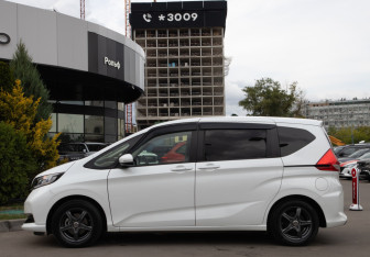 Подержанный автомобиль Honda Freed 2022 года (6 фото)