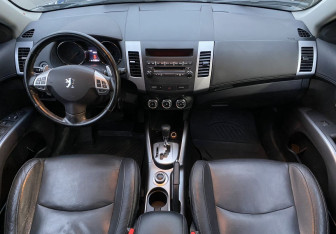 Подержанный автомобиль Peugeot 4007 2011 года (10 фото)