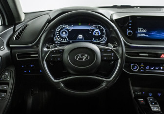 Подержанный автомобиль Hyundai Sonata 2019 года (12 фото)