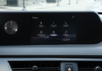 Подержанный автомобиль Lexus UX 2019 года (17 фото)