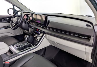 Подержанный автомобиль Kia Carnival 2022 года (12 фото)