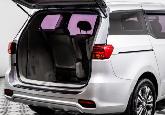 Подержанный автомобиль Kia Carnival 2019 года (16 фото)