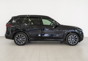 Подержанный автомобиль BMW X5 2023 года (4 фото)