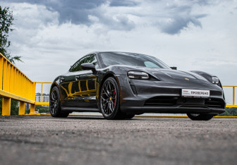 Подержанный автомобиль Porsche Taycan 2020 года (3 фото)