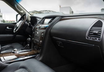 Подержанный автомобиль Infiniti QX80 2013 года (14 фото)