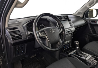Подержанный автомобиль Toyota Land Cruiser Prado 2019 года (15 фото)