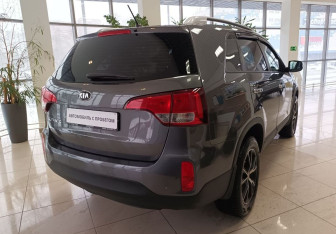 Подержанный автомобиль Kia Sorento 2017 года (5 фото)
