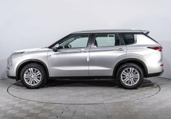 Подержанный автомобиль Mitsubishi Outlander 2022 года (3 фото)
