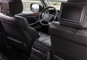 Подержанный автомобиль Lexus LX 2008 года (16 фото)