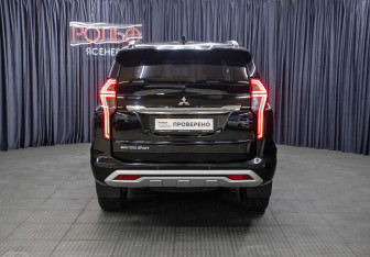 Подержанный автомобиль Mitsubishi Montero Sport 2023 года (6 фото)