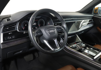 Подержанный автомобиль Audi Q8 2021 года (13 фото)