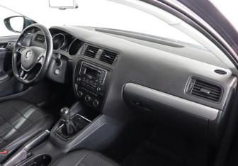 Подержанный автомобиль Volkswagen Jetta Sedan 2015 года (8 фото)
