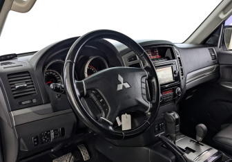 Подержанный автомобиль Mitsubishi Pajero 2018 года (15 фото)