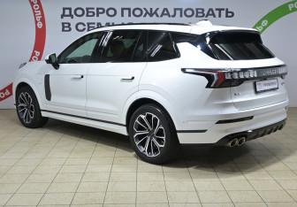Подержанный автомобиль Lynk&Co 09 2023 года (6 фото)
