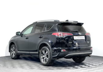 Подержанный автомобиль Toyota RAV4 2017 года (7 фото)