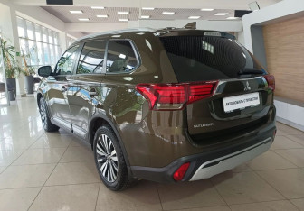 Подержанный автомобиль Mitsubishi Outlander 2020 года (7 фото)