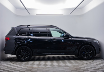 Подержанный автомобиль BMW X7 2022 года (4 фото)