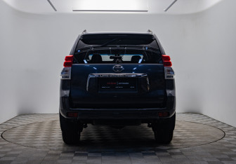 Подержанный автомобиль Toyota Land Cruiser Prado 2013 года (12 фото)