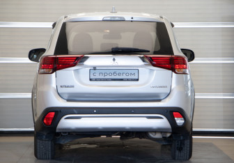 Подержанный автомобиль Mitsubishi Outlander 2018 года (5 фото)