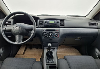 Подержанный автомобиль Toyota Corolla Hatchback 2004 года (12 фото)