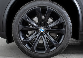 Подержанный автомобиль BMW X5 2014 года (20 фото)