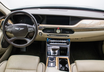 Подержанный автомобиль Genesis G90 2017 года (13 фото)