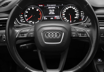 Подержанный автомобиль Audi A4 Sedan 2017 года (10 фото)