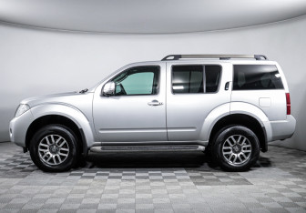 Подержанный автомобиль Nissan Pathfinder 2011 года (8 фото)