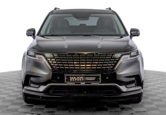 Подержанный автомобиль Kia Carnival 2022 года (2 фото)