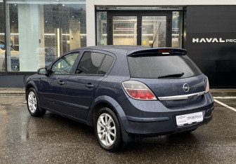 Подержанный автомобиль Opel Astra Sedan 2008 года (7 фото)