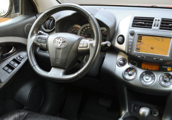 Подержанный автомобиль Toyota RAV4 2010 года (10 фото)
