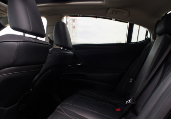 Подержанный автомобиль Lexus ES 2021 года (12 фото)
