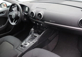 Подержанный автомобиль Audi A3 Sedan 2018 года (10 фото)