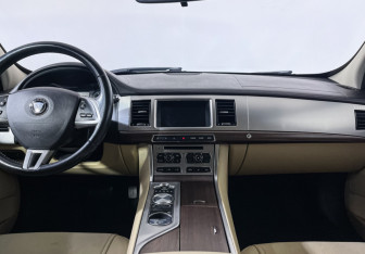 Подержанный автомобиль Jaguar XF Sedan 2014 года (12 фото)