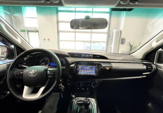 Подержанный автомобиль Toyota Hilux 2018 года (10 фото)