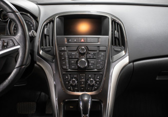 Подержанный автомобиль Opel Astra Hatchback 2014 года (15 фото)