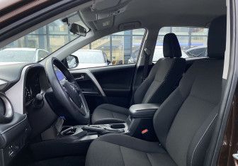 Подержанный автомобиль Toyota RAV4 2016 года (20 фото)