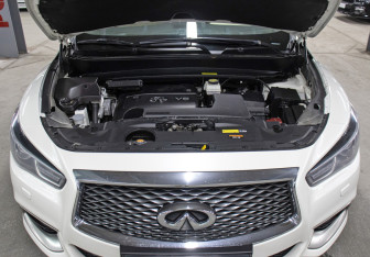 Подержанный автомобиль Infiniti QX60 2017 года (9 фото)